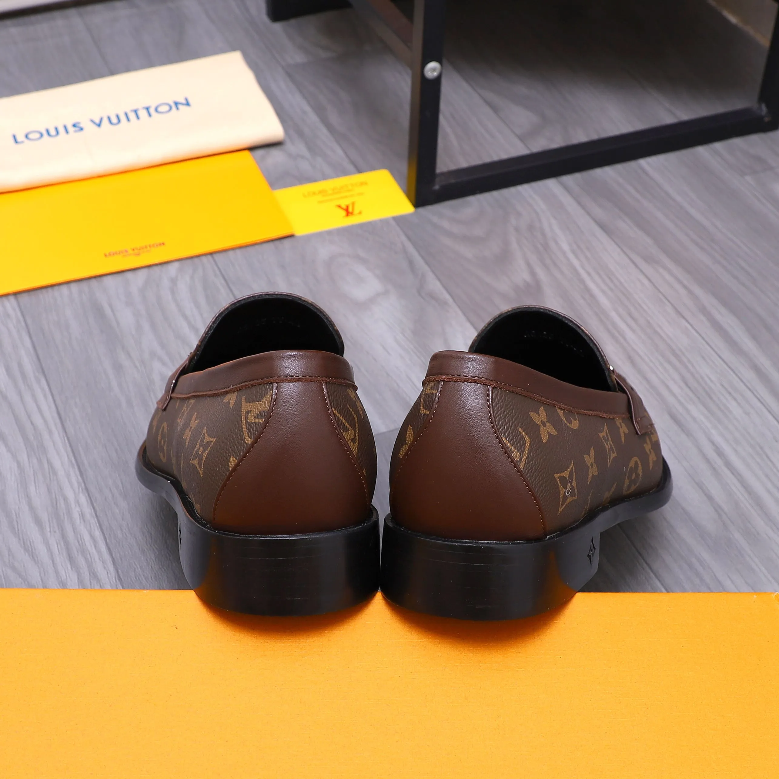 Men's shoes 💰660 Product trademark: LV [Louis Vuitton] business casual slip-on leather shoes, regular size. Size: 39-44 (38.45 custom-made, non-returnable) Product materials: Selected classic printed upper, cowhide lining, original outsole